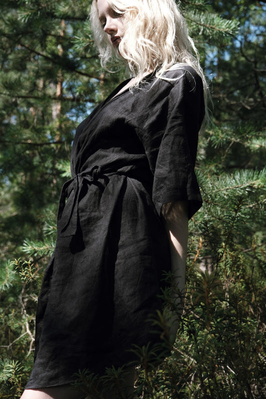 Organic, sustainable and black short night robe with belt and half sleeve length. This linen kimono is natural, comfortable, soft and pure. This bathrobe is a conscious and healthy choice for your body and environment. Handmade in the North.