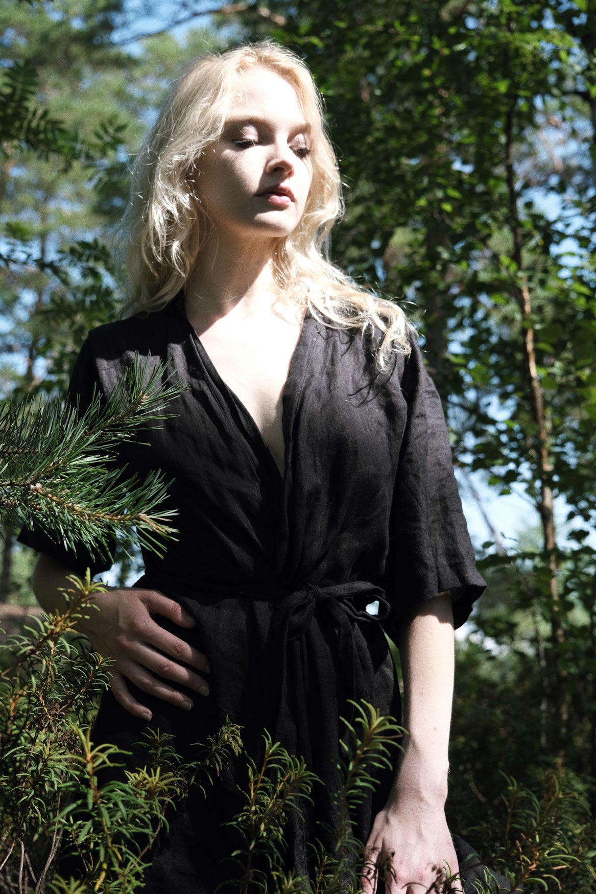 Organic, sustainable and black short night robe with belt and half sleeve length. This linen kimono is natural, comfortable, soft and pure. This bathrobe is a conscious and healthy choice for your body and environment. Handmade in the North.