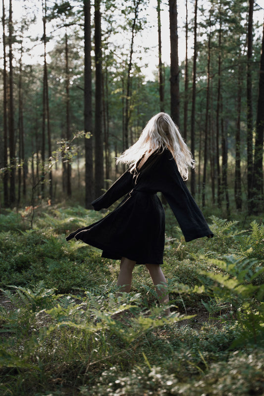 Organic, sustainable and sexy at the same time! Agasåga black kimono with long sleeves and belt. Knee length bathrobe. This robe is natural, soft, breathable and pure. It’s a conscious and healthy choice for your body and environment that embraces genuine selflove and selfcare. Handmade with love in the North.