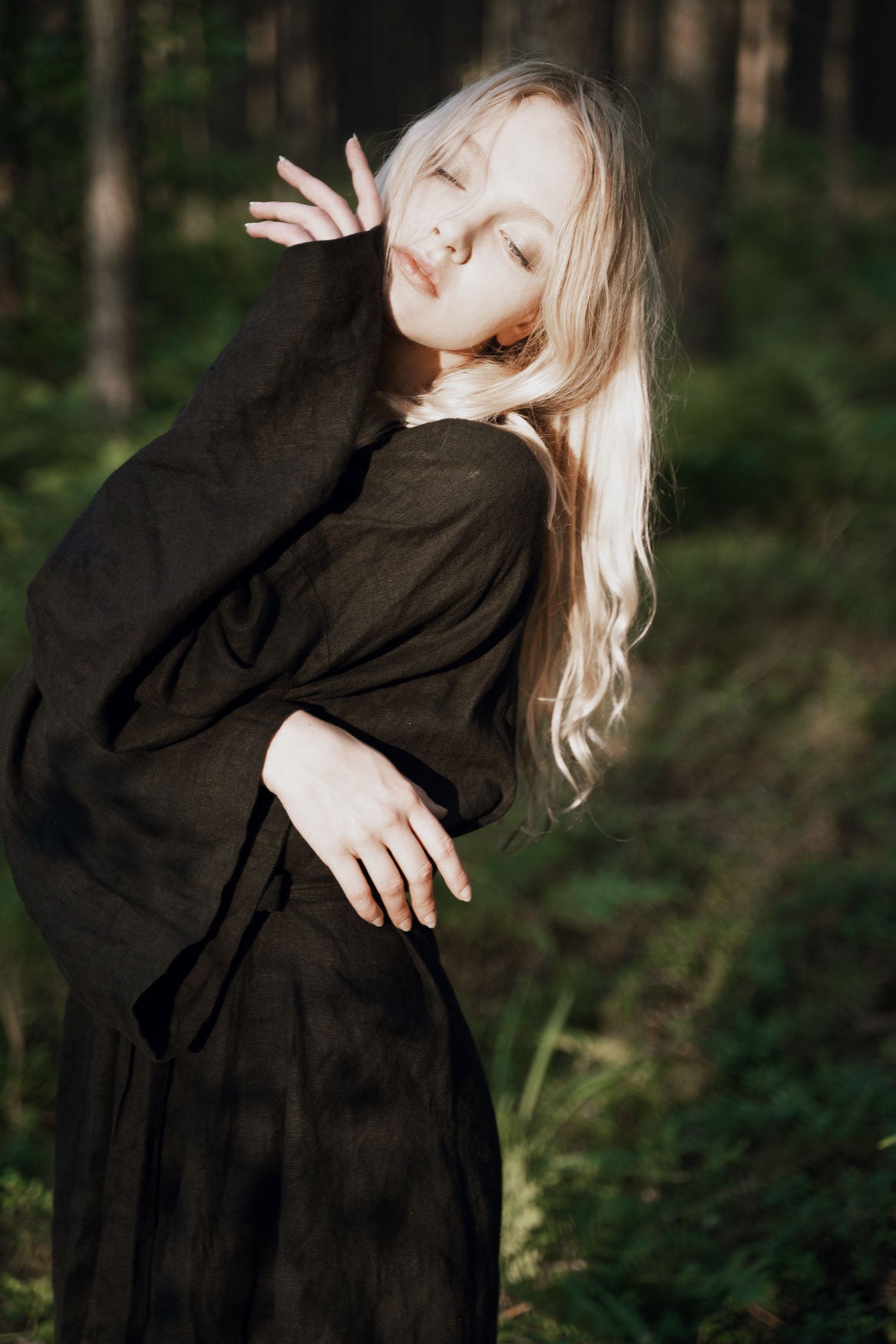 Organic, sustainable and sexy at the same time! Agasåga black kimono with long sleeves and belt. Knee length bathrobe. This robe is natural, soft, breathable and pure. It’s a conscious and healthy choice for your body and environment that embraces genuine selflove and selfcare. Handmade with love in the North.