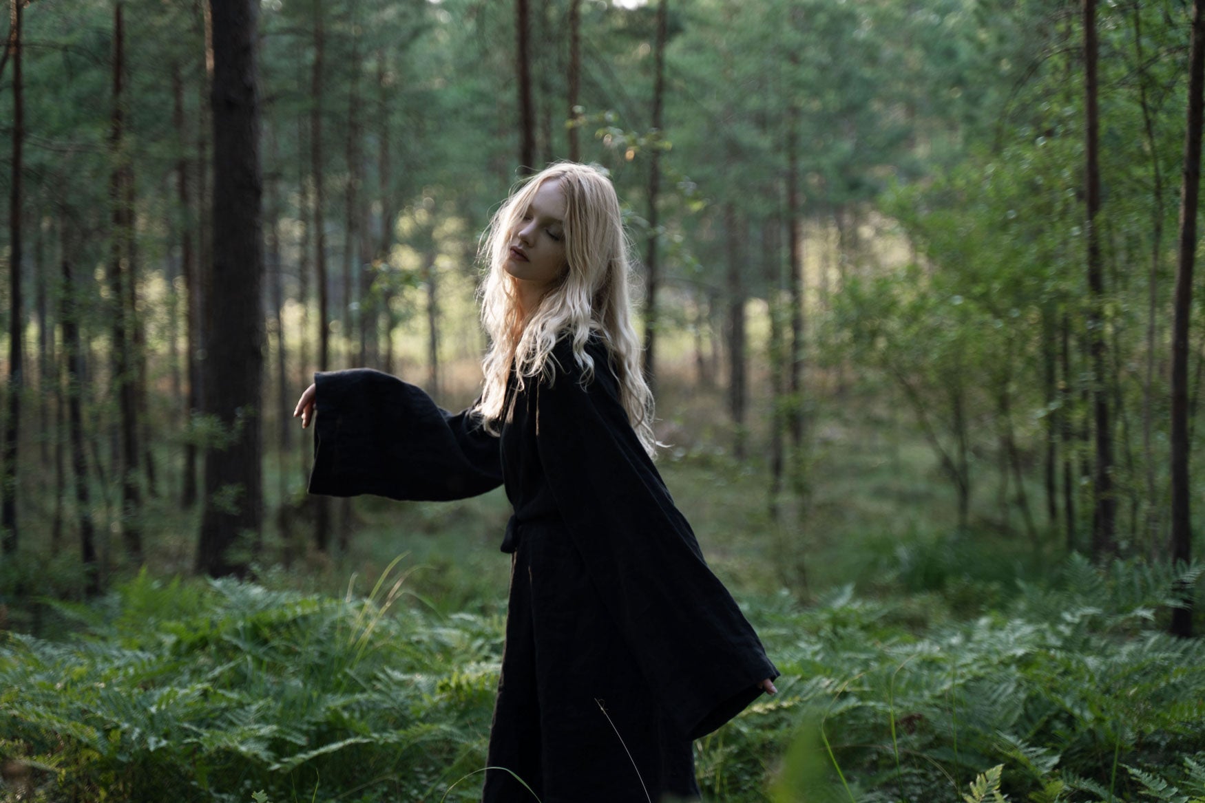 Organic, sustainable and sexy at the same time! Agasåga black kimono with long sleeves and belt. Knee length bathrobe. This robe is natural, soft, breathable and pure. It’s a conscious and healthy choice for your body and environment that embraces genuine selflove and selfcare. Handmade with love in the North.