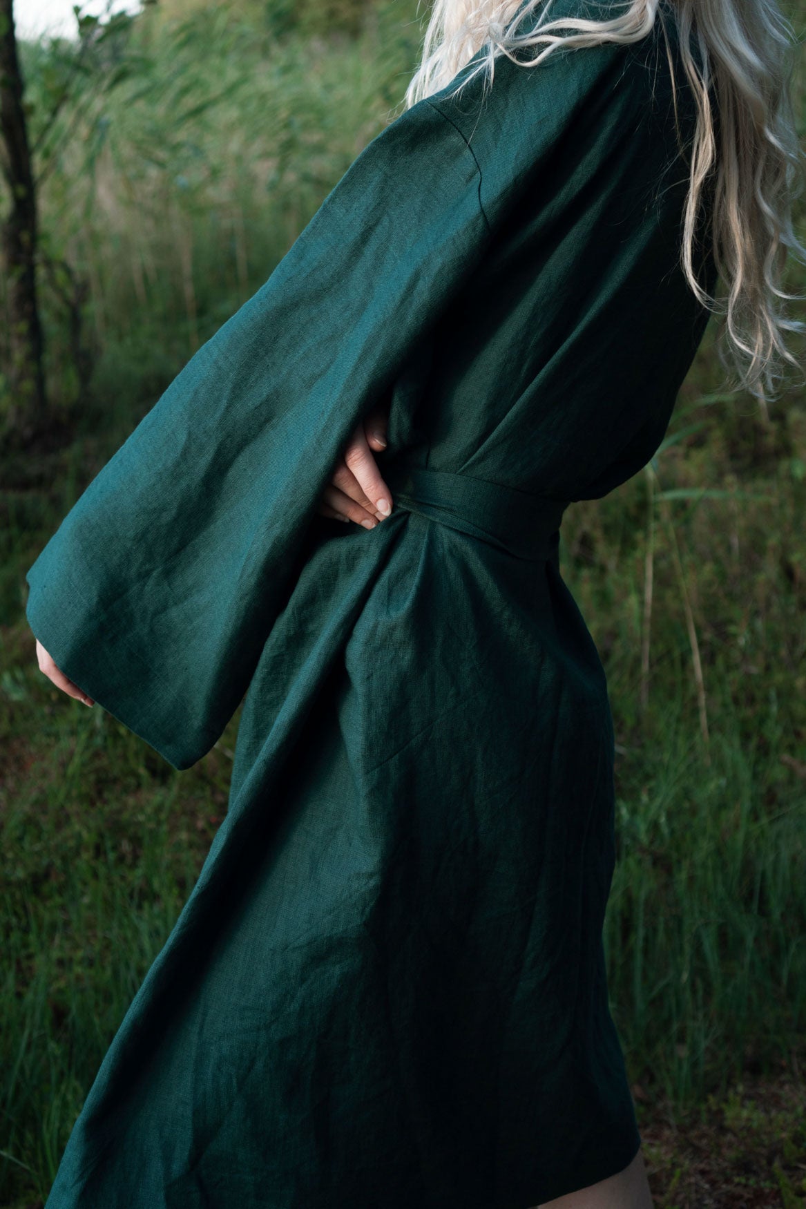 Organic, sustainable and sexy at the same time! Agasåga green kimono with long sleeves and belt. Knee length bathrobe. This robe is natural, soft, breathable and pure. It’s a conscious and healthy choice for your body and environment that embraces genuine selflove and selfcare. Handmade with love in the North.