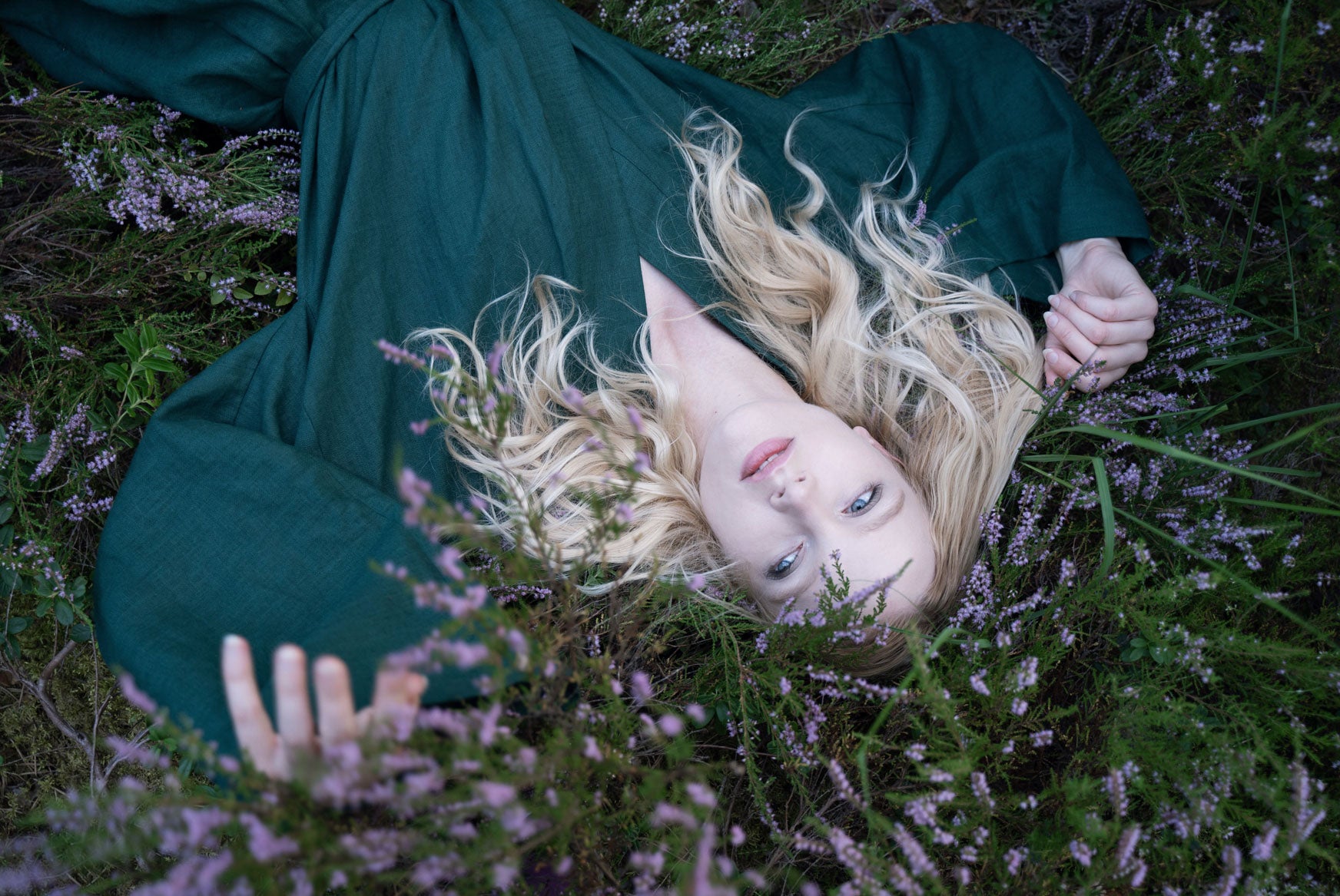 Organic, sustainable and sexy at the same time! Agasåga green kimono with long sleeves and belt. Knee length bathrobe. This robe is natural, soft, breathable and pure. It’s a conscious and healthy choice for your body and environment that embraces genuine selflove and selfcare. Handmade with love in the North.