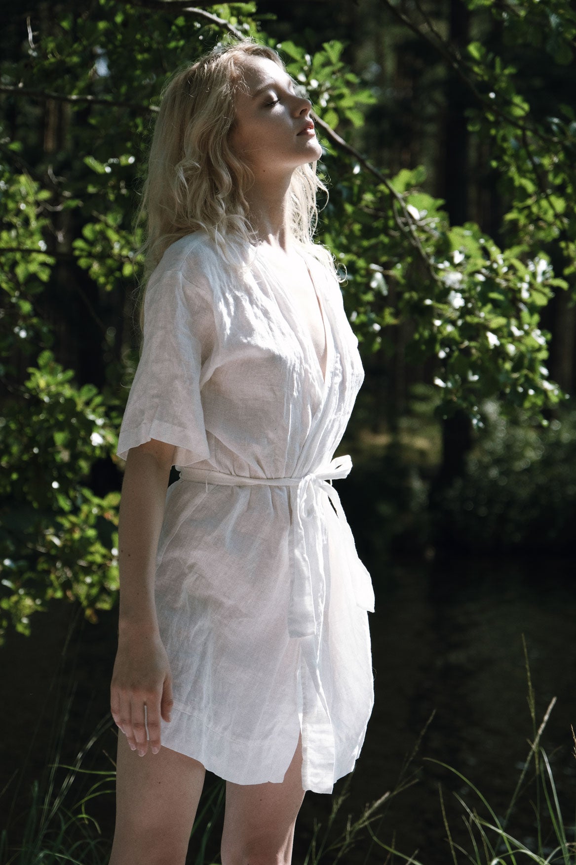 Organic, sustainable and white short night robe with belt and half sleeve length. This linen kimono is natural, comfortable, soft and pure. This bathrobe is a conscious and healthy choice for your body and environment. Handmade in the North.