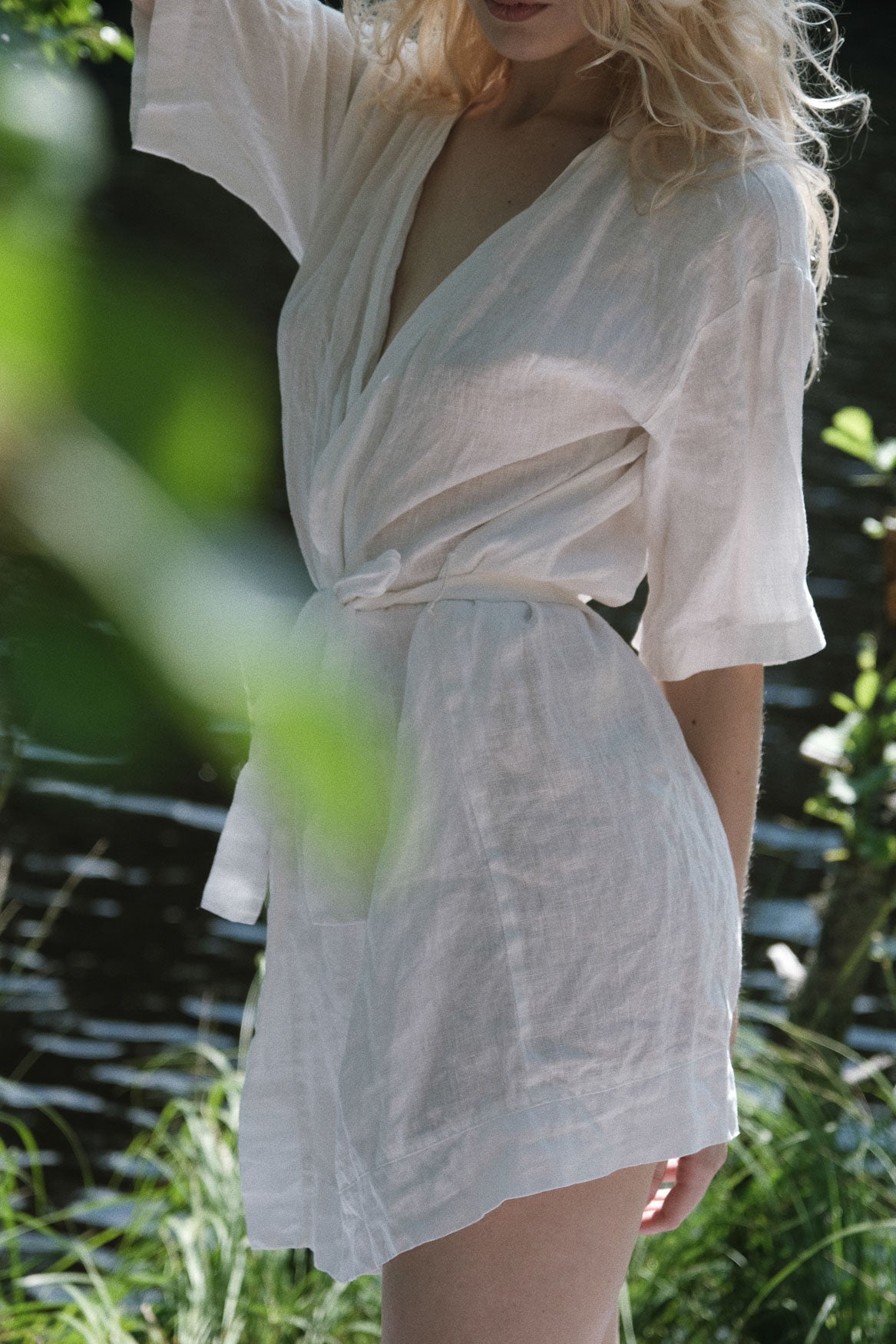 Organic, sustainable and white short night robe with belt and half sleeve length. This linen kimono is natural, comfortable, soft and pure. This bathrobe is a conscious and healthy choice for your body and environment. Handmade in the North.