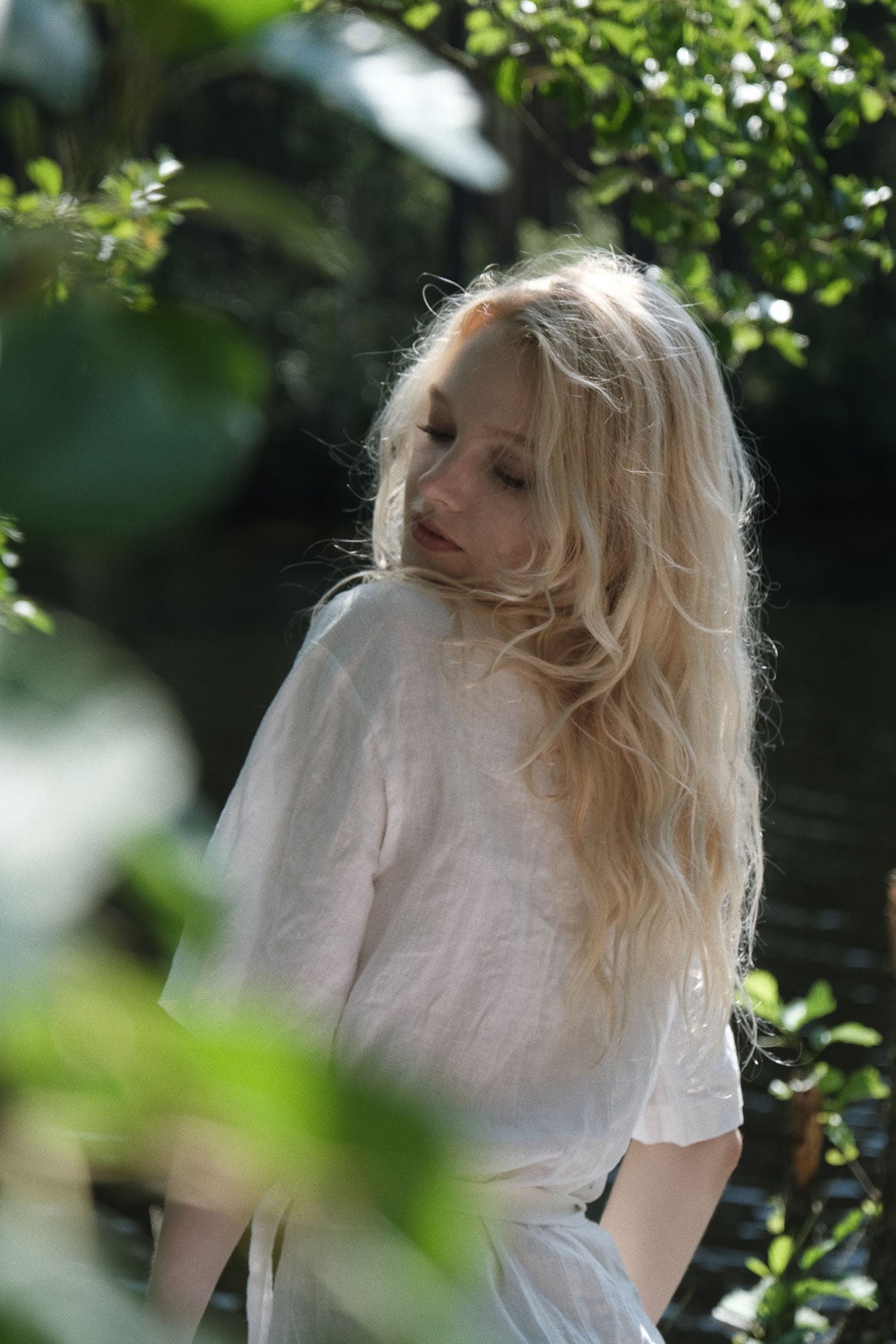 Organic, sustainable and white short night robe with belt and half sleeve length. This linen kimono is natural, comfortable, soft and pure. This bathrobe is a conscious and healthy choice for your body and environment. Handmade in the North.