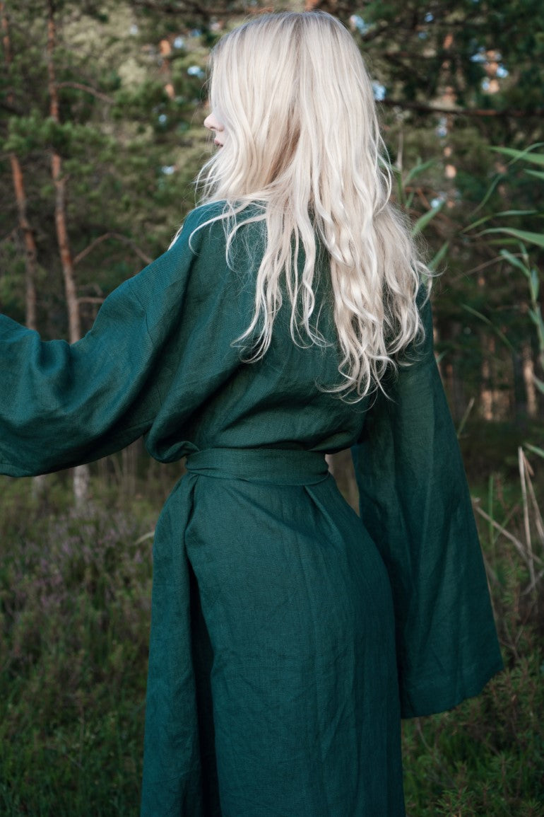 Organic, sustainable and sexy at the same time! Agasåga green kimono with long sleeves and belt. Knee length bathrobe. This robe is natural, soft, breathable and pure. It’s a conscious and healthy choice for your body and environment that embraces genuine selflove and selfcare. Handmade with love in the North.