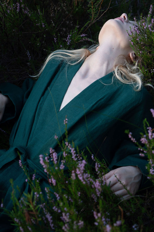 Organic, sustainable and sexy at the same time! Agasåga green kimono with long sleeves and belt. Knee length bathrobe. This robe is natural, soft, breathable and pure. It’s a conscious and healthy choice for your body and environment that embraces genuine selflove and selfcare. Handmade with love in the North.