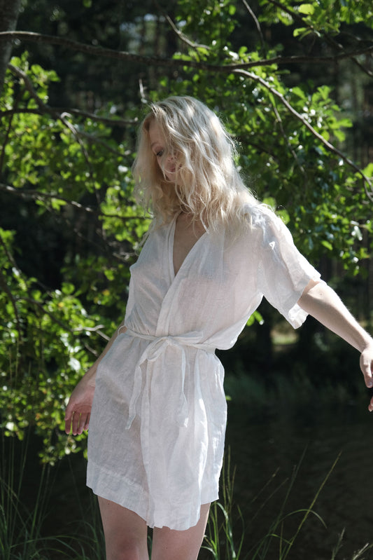 Organic, sustainable and white short night robe with belt and half sleeve length. This linen kimono is natural, comfortable, soft and pure. This bathrobe is a conscious and healthy choice for your body and environment. Handmade in the North.
