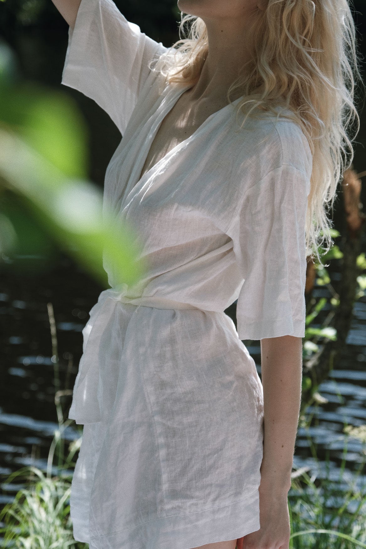 Organic, sustainable and white short night robe with belt and half sleeve length. This linen kimono is natural, comfortable, soft and pure. This bathrobe is a conscious and healthy choice for your body and environment. Handmade in the North.
